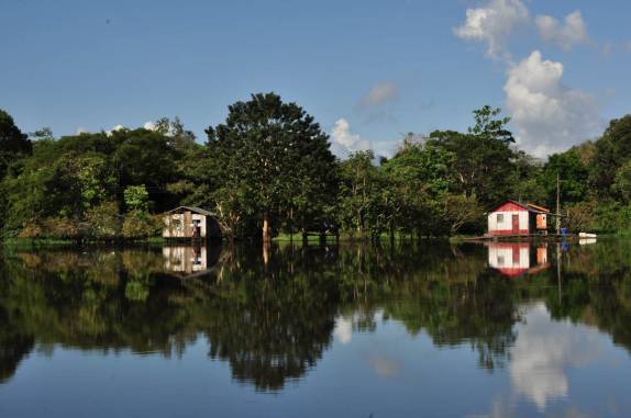 Casas ribeirinhas na região de Tefé, no Amazonas